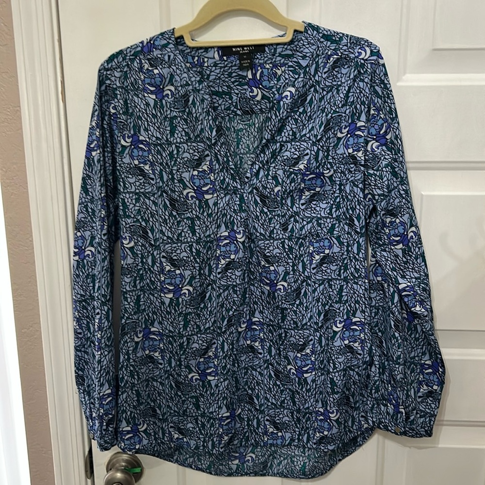 Lightweight blouse with button sleeves